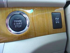 エンジンスタートボタン、4WD切替スイッチ