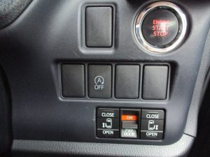 エンジンスタートボタン、アイドリングストップスイッチ、両側電動スライドドアスイッチ