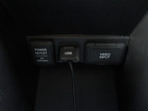 パワーアウトレット、USB・ビデオ入力端子
