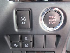 アイドリングストップスイッチ、プッシュスタートボタン、オートハイビーム、プリクラッシュセーフティー、車線逸脱防止装置スイッチ